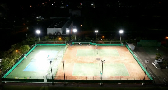 조명타워가 설치된 대전하수처리장 상옥 체육공원 테니스장. 사진=대전시설관리공단 제공 
