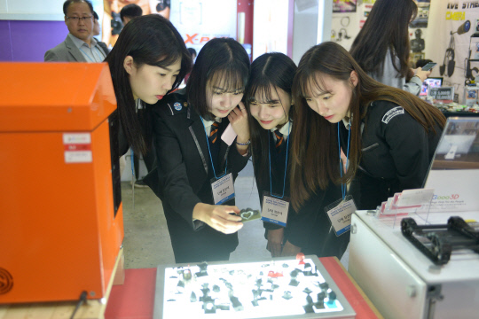 공주마이스터고 학생들이 코엑스에서 열린 2019 한국전자전을 찾아 견학하고 있다. 사진= 공주마이스터고 제공 
