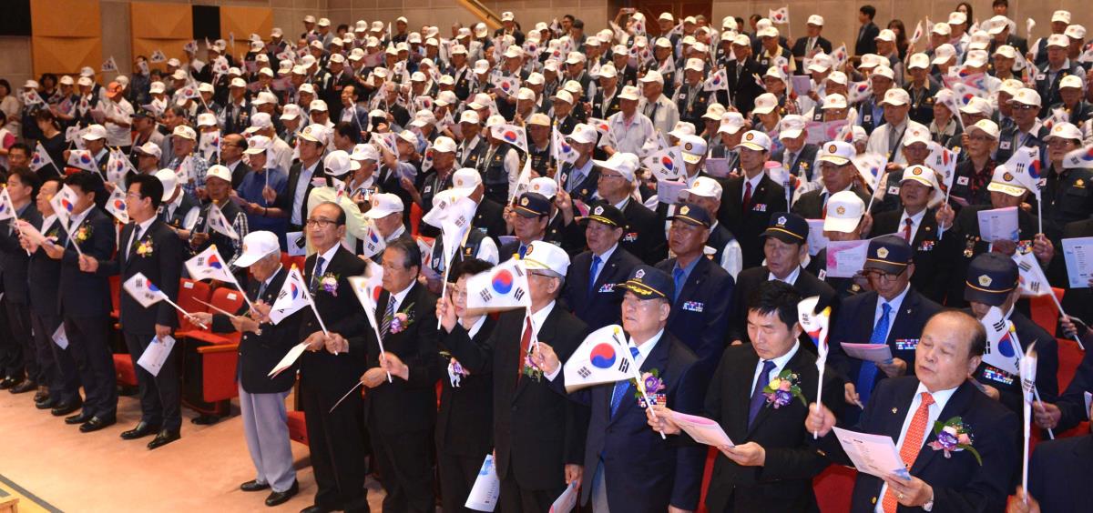25일 대전시청 대강당에서 열린 `6.25전쟁 69주년 기념행사`에서 참석자들이 6.25의 노래를 제창하고 있다.  빈운용 기자 
