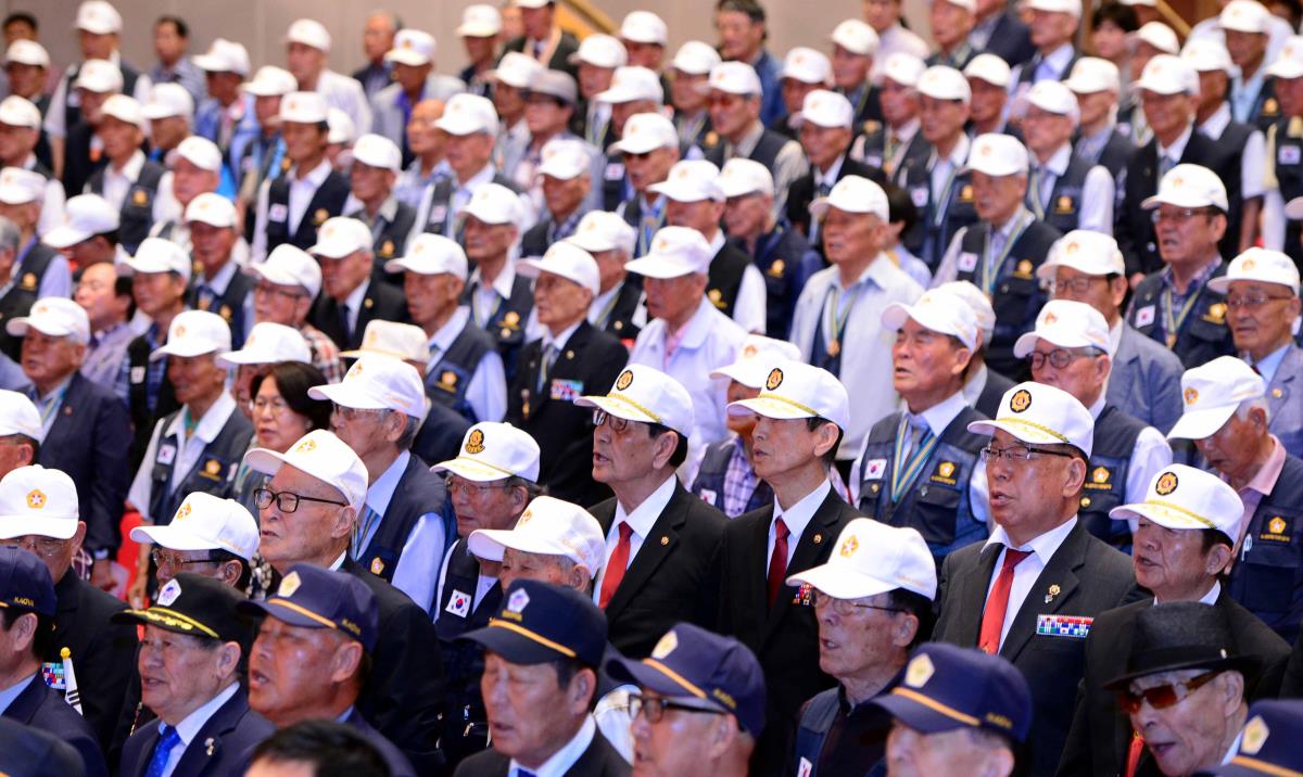 25일 대전시청 대강당에서 열린 `6.25전쟁 69주년 기념행사`에서 6.25참전용사들이 애국가를 부르고 있다.  빈운용 기자 
