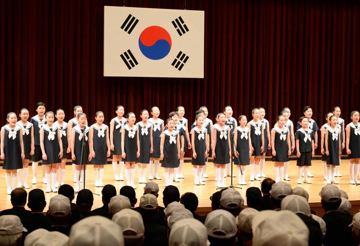 25일 대전시청 대강당에서 열린 `6.25전쟁 69주년 기념행사`에서 어린이 합창단이 애국가를 부르고 있다. 빈운용 기자 
