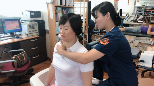 지난 2일 중국 웨이하이에서 온 의료관광객이 천안충무병원을 견학하고 물리치료를 받고 있다. 사진=천안시 제공
