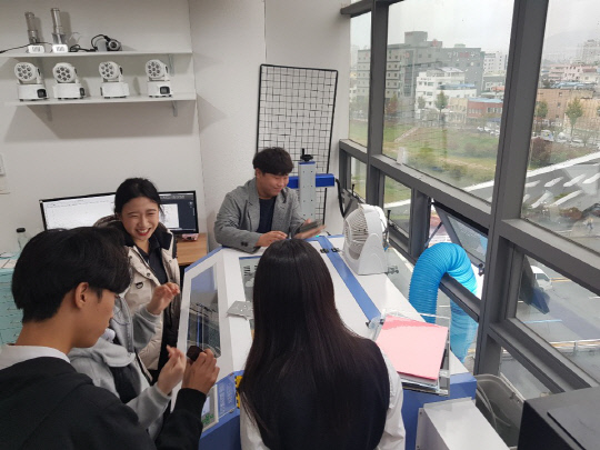 대전시 청춘터전 다른코리아에서 청년들이 3D프린터를 이용하는 모습 사진=대전경제통상진흥원 제공

