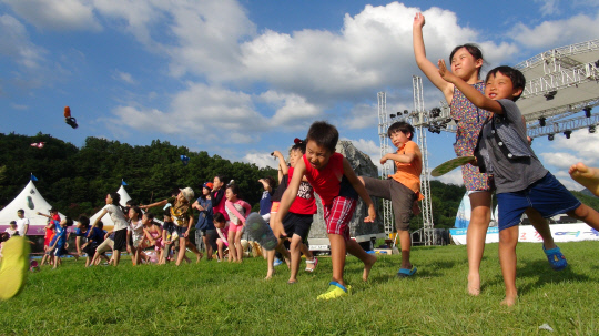 지난해 열린 금강여울축제에 참가한 아이들이 고무신 멀리 던지기를 놀이를 하고 있다. 사진=금산군 제공
