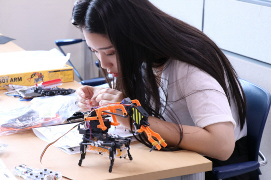 지난 5일 코리아텍이 개최한 `실천공학 진로체험 캠프` 참가 중학생이 로봇 조립을 하고 있다. 사진=코리아텍 제공
