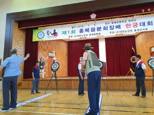 지난 5일 제1회 홍북읍분회장배 한궁대회에 참가한 선수들이  한궁핀을 투구하고 있다. 사진=홍성군 제공
