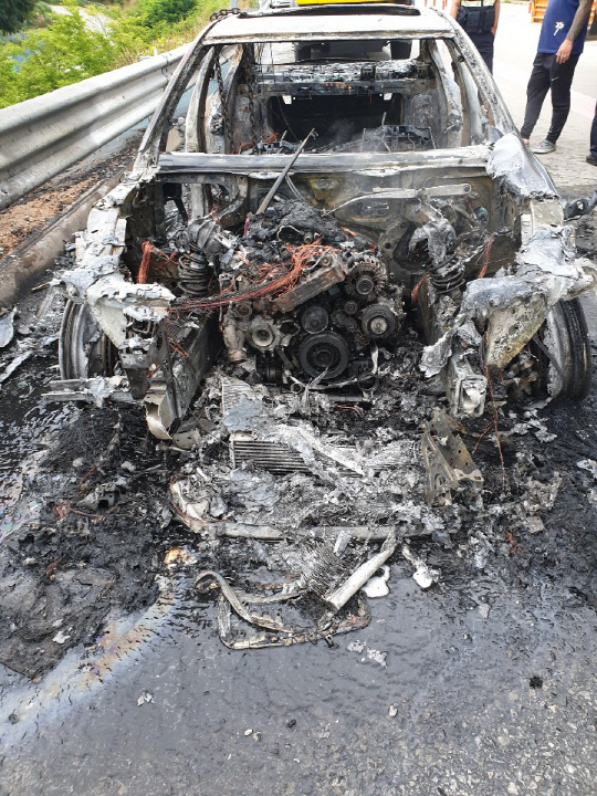 10일 오전 11시 19분쯤 대전-당진고속도로 대전 방면 유성분기점 인근을 지나던 BMW 승용차에서 불이 났다. 사진=대전소방본부 제공
