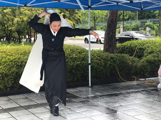 김숙자류 도살풀이춤 전수자 최윤희 씨가 10일 정부대전청사 남문광장에서 살풀이춤을 추며 문화재청의 불공정심사에 항의하고 있다. 사진=조수연 기자
