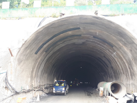 국내 최장 터널인 보령 해저터널에 공사챠량이 지나가고 있다. 김정원 기자
