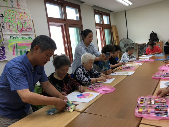 괴산두레학교에 다니는 15명의 어르신들은 목요일마다 글과 그림으로 자신을 표현하는 그림 자서전 수업에 참여하고 있다.       사진=괴산군 제공
