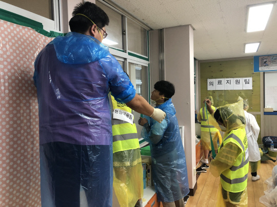 금산성대초등학교 학생들은 15일 전교생을 대상으로 유해화학물질 재난안전훈련을 실시하고 있다. 사진=금산교육지원청 제공
