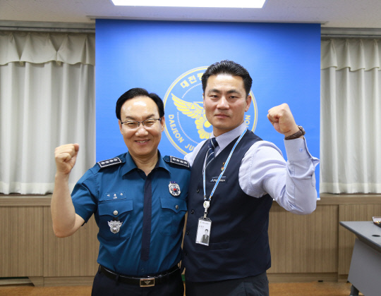 이동주 대전중부경찰서장은 15일 경찰서에서 절도범 검거에 도움을 준 시민에게 표창장을 수여했다. 사진=대전중부경찰서 제공
