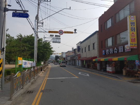 송남초등학교 정문 앞 설치된 무인교통단속카메라. 사진=아산시 제공
