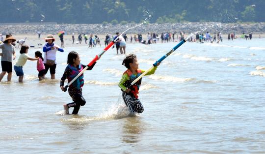 서천군 춘장대 해수욕장을 찾은 관광객들이 시원한 바다에 뛰어들어 더위를 식히고 있다. 사진=빈운용 기자