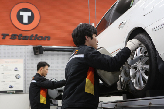티스테이션에서 타이어 안전점검을 하는 모습 사진=한국타이어 제공
