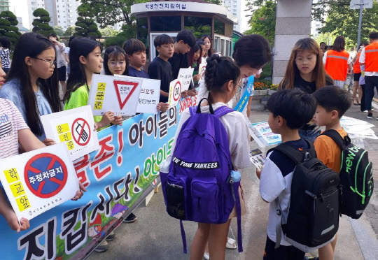 서산교육지원청(교육장 이종렬)은 19일 서산예천초등학교에서 녹색어머니 등 유관기관 40여명이 참여한 가운데 안전한 등교길 지도 등 어린이 교통사고 예방 캠페인을 했다.
사진=서산교육지원청 제공
