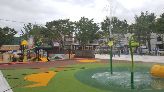 예산군이 오는 27일부터 다음달 25일까지 예산읍 산성리 어린이공원 내 물놀이장을 개장한다.사진=예산군 제공
