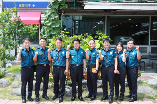 황운하 대전지방경찰청장은 22일 동부경찰서 천동파출소를 방문해 유공경찰관을 포상했다. 사진=대전지방경찰청 제공
