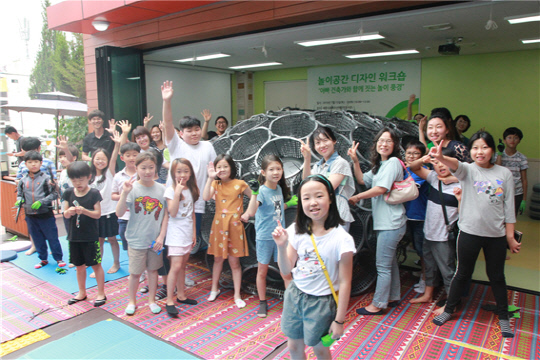 초록우산어린이재단은 지난 20일 세종시 조치원읍에 있는 초록우산어린이도서관에서 아동참여 놀이공간 디자인 워크샵 `아빠 건축가와 함께 짓는 놀이풍경`을 개최했다. 사진=초록우산어린이재단 제공
