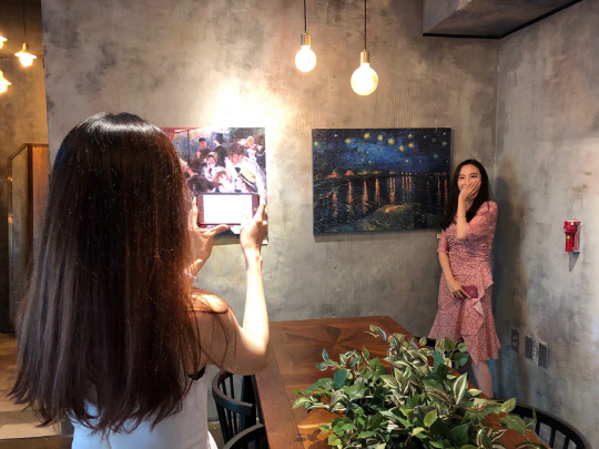 22일 대전 유성구 봉명동 `테이슷티아트` 내 예술작품 앞에서 여성들이 기념촬영하고 있다. 사진=문승현 기자
