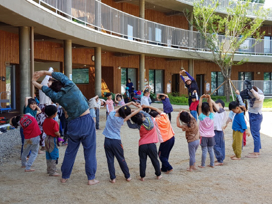 아이들과 교사들이 숲활동 직전 준비운동을 하는 모습. 사진=솔빛숲유치원 제공
