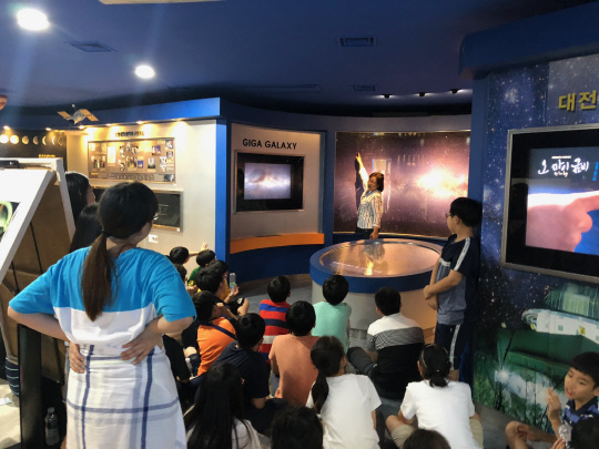 23일 대전시민천문대에서 대전전민초등학교 학생들을 대상으로 한 천문우주과학체험이 진행되고 있다. 박영문 기자
