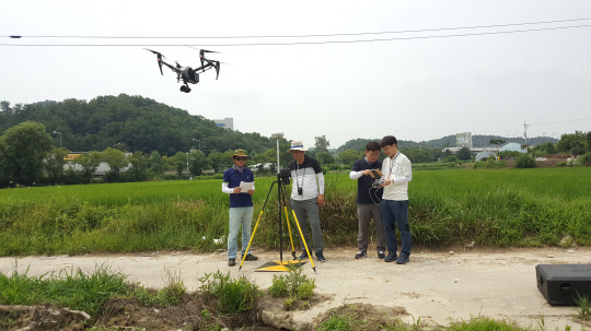 대전 유성구 직원들이 최근 화암동 일원에서 드론(UAV)을 활용해 지적재조사를 하고 있는 모습. 사진=대전 유성구 제공 
