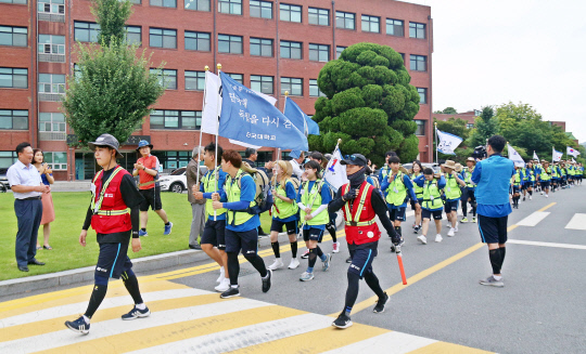 24일 단국대 국토대장정 참가자들이 천안캠퍼스에서 출정식을 마치고 215km 대장정에 힘찬 발걸음을 내딛고 있다. 사진=단국대 제공
