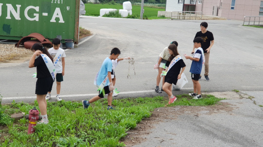  공주 석송초등학교(교장 박돈서)는 24일 환경 동아리 파인트리 학생들 30명이 주도하는 지역사회 환경정화 활동을 시작으로 지구 살리기운동을 실시했다. 사진=공주석송초 제공 
