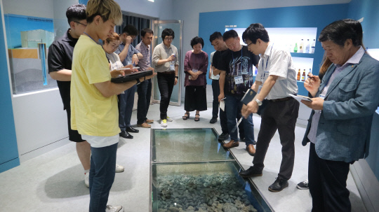 한국수자원공사가 지난 26일 대전 대덕구 본사에서 `제2회 국민포럼`을 개최한 가운데, 참석자들이 교육체험시설을 관람하고 있다. 사진 = 한국수자원공사 제공 
