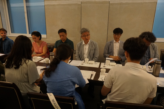 오는 10월 10일 개막하는 `2019 아티언스 대전`의 예술감독을 맡은 이영준 계원예술대 교수(왼쪽)가 기자간담회에서 행사에 대해 설명하고 있다.
