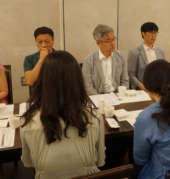 오는 10월 10일 개막하는 `2019 아티언스 대전`의 예술감독을 맡은 이영준 계원예술대 교수(왼쪽)가 기자간담회에서 행사에 대해 설명하고 있다.
