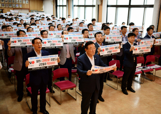 김석환(앞줄 가운데) 홍성군수와 홍성군 직원들이 1일 군청 대강당에서 일본의 경제 침탈을 규탄하고 있다. 사진=홍성군 제공
