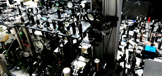 IBS 분자 분광학 및 동력학 연구단 연구진이 개발한 초고속 홀로그램 현미경의 모습. 기존보다 영상획득 속도를 수십 배 높여 살아있는 생물체의 신경망까지도 관찰 가능하다. 사진=IBS 제공
