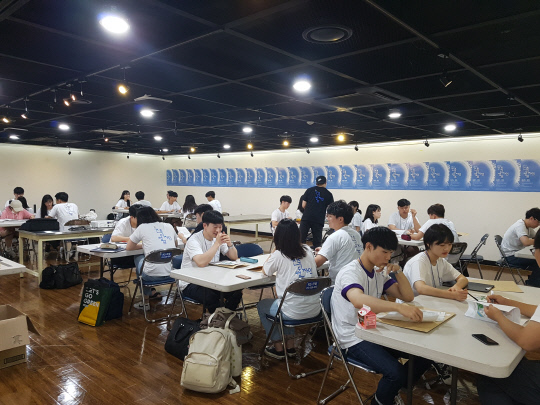 1일 대전 한밭대학교 목련관에서 열린 `건축디자인캠프` 참여 학생들이 토론하고 있다. 사진=천재상 기자
