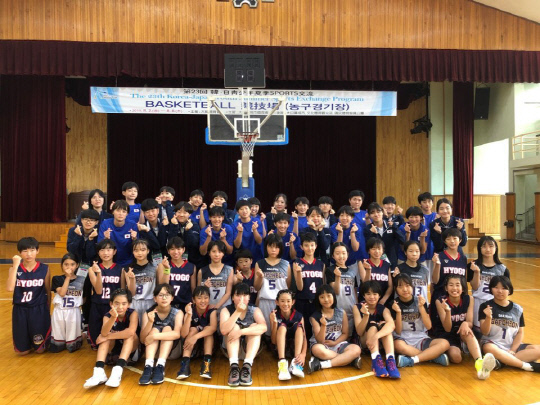 한국과 일본 청소년들이 지난 6일 대전고등학교에서 농구 경기를 치른 후 기념 사진을 촬영하고 있다. 사진=대전시체육회 제공

