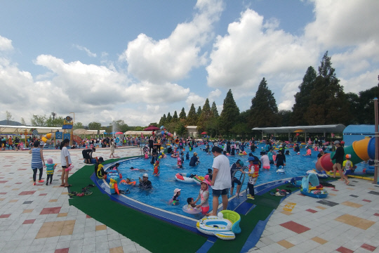 아산시 신정호수공원에서 아이들과 시민들이 물놀이를 즐기고 있다. 사진=아산시 제공
