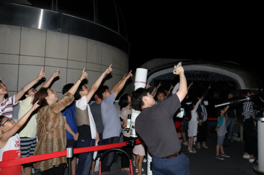 칠갑산천문대 별똥별 파티에서 관측자들이 눈앞에 펼쳐진 별똥별을 바라보고 있다. 사진=청양군 제공

