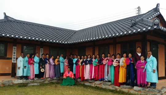 지난 10일 형형색색의 한복을 입은 홍콩 관광객인들이 증평군 장이 익어가는 마을을 방문했다. 사진=증평군 제공
