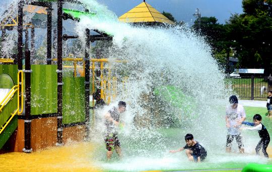 7일 대전시 서구 월평동 은평공원 물놀이장에서 어린이들이 더위를 식히고 있다. 빈운용 기자