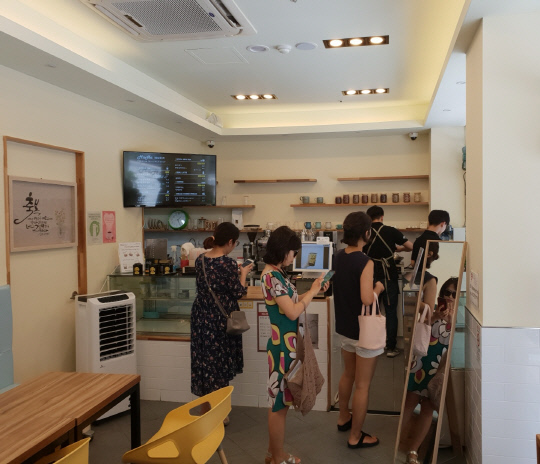 14일 대전 유성구 한 흑당 전문 카페 매장에서 시민들이 흑당 음료를 주문하고 있다. 사진=김태형 기자
