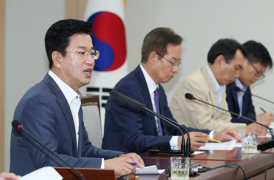 허태정(왼쪽) 대전시장이 19일 주간업무회의를 주재하고 있다. 사진=대전시 제공
