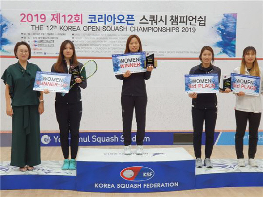 대전시체육회 스쿼시팀 이지현(26·가운데)이 지난 17일부터 20일까지 인천 열우물경기장에서 열린 `제12회 코리아오픈 스쿼시 챔피언쉽`에서 여자 개인전 우승을 차지했다. 사진=대전시체육회 제공
