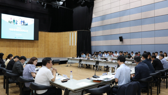 게룡군문화엑스포 우선협상대상자인 유니원커뮤니케이션 관계자들이  22일 제안서 보고를 하고 있다. 사진=계롱군문화엑스포조직위 제공
