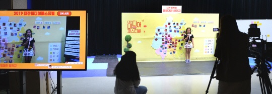 영상 미디어의 모든 것을 보고 즐기는 `2019 대전미디어페스티벌`이  22일 대전시 유성구 도룡동 대전시청자미디어센터에서 개막해 한 어린이가 방송스튜디오에서 리포터 체험을 하고 있다. 빈운용 기자
