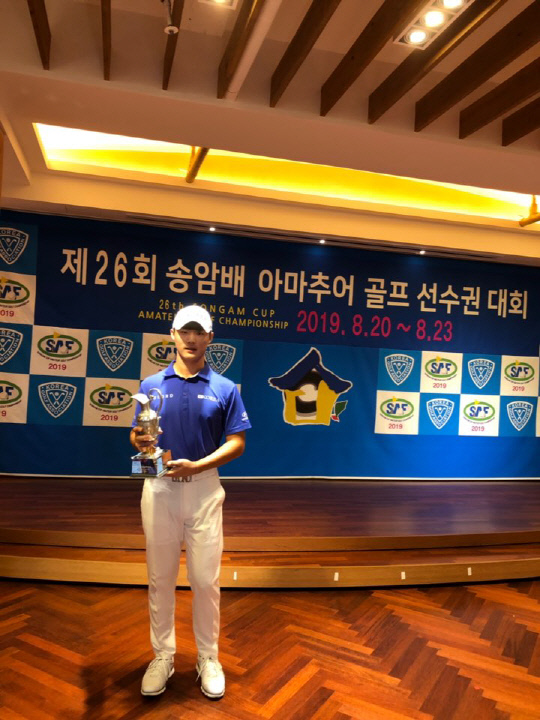 대전 대표 배용준(19·한국체육대학 1)이 전국 아마추어 골프대회 남자 선수권부에서 우승한 후 우승 트로피를 들고 기념 사진을 찍고 있다. 사진=대전시체육회 제공
