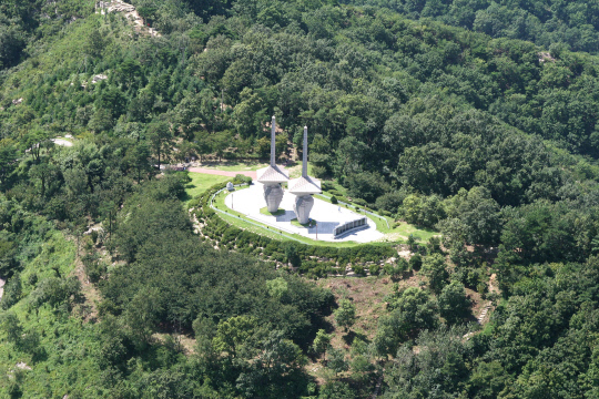 아산 영인산 자연휴양림 정상에 있는 두 개의 탑. 사진=아산시 제공 
