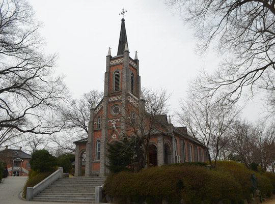 `대한민국을 대표하는 가장 아름다운 성당`으로도 선정된 아산 공세리성당의 모습. 사진=윤평호 기자
