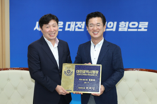 허태정(오른쪽) 대전시장이 27일 대전시의 첫 명장이 된 김용이 씨에게 인증현판을 수여하고 있다. 사진=대전시 제공
