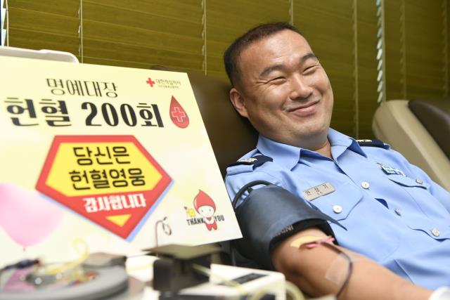 공군 안상기 소령이 28일 대전시 유성구에 위치한 `헌혈의 집 노은역센터`에서 200회 헌혈을 하고 있다. 사진=공군 본부 제공
